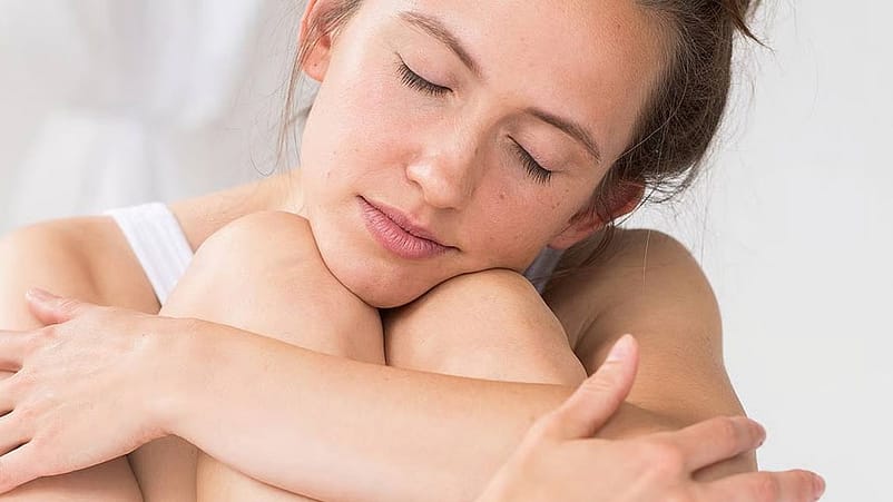 femme assise qui se fait un calin