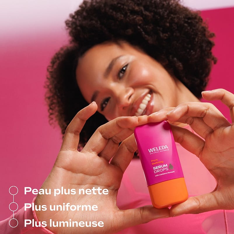 jeune femme montrant le produit