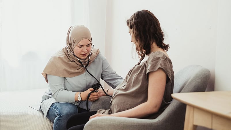 Hebamme misst Blutdruck