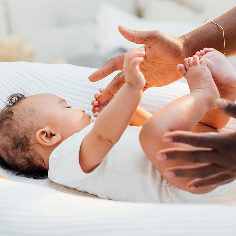 mutter mit kind auf dem Wickeltisch