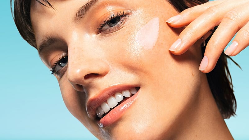 Vrouw met zonnebrand op wang