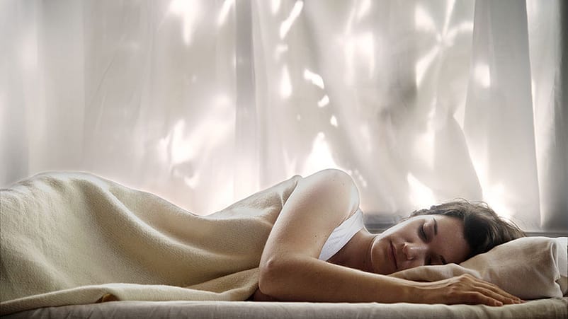 Frau schlaeft entspannt