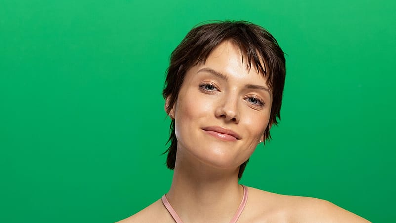 Vrouw voor groene achtergrond