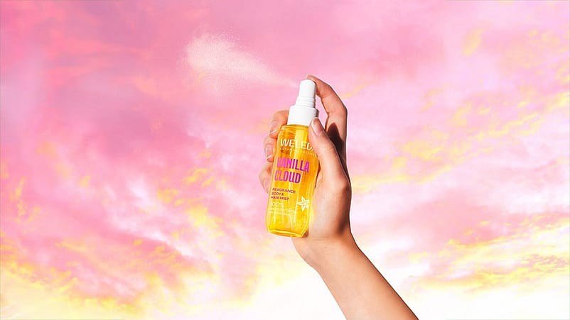 Hand sprueht Vanilla Cloud in den Himmel