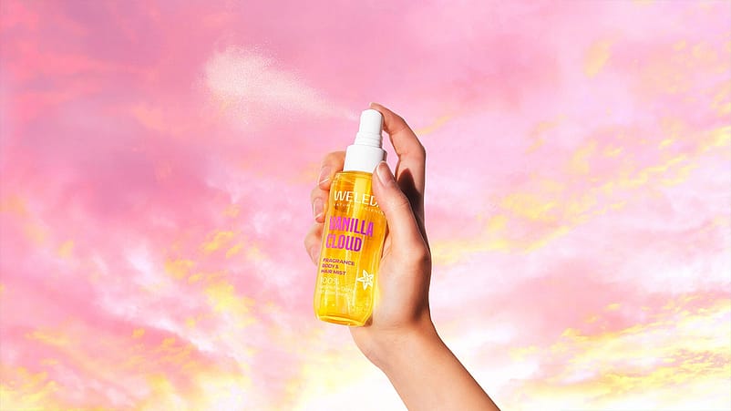 Hand sprueht Vanilla Cloud in den Himmel