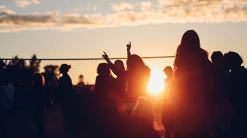 Party am Strand im Sonnenuntergang