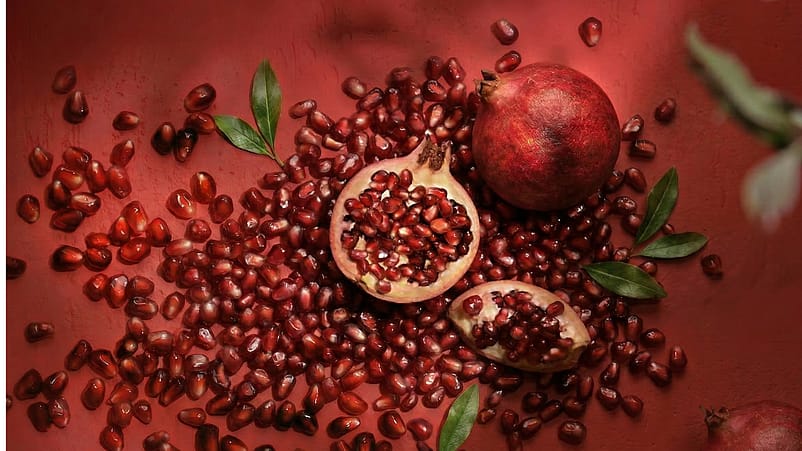 Grananäpple utspritt på en röd bakgrund.