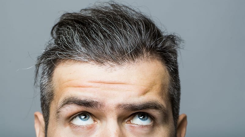 Gesicht eines Mannes mit grauen Haaren