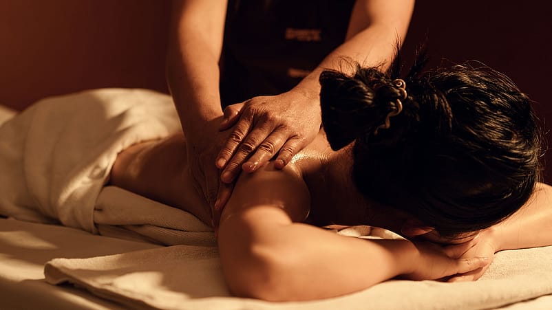 Frau wird massiert