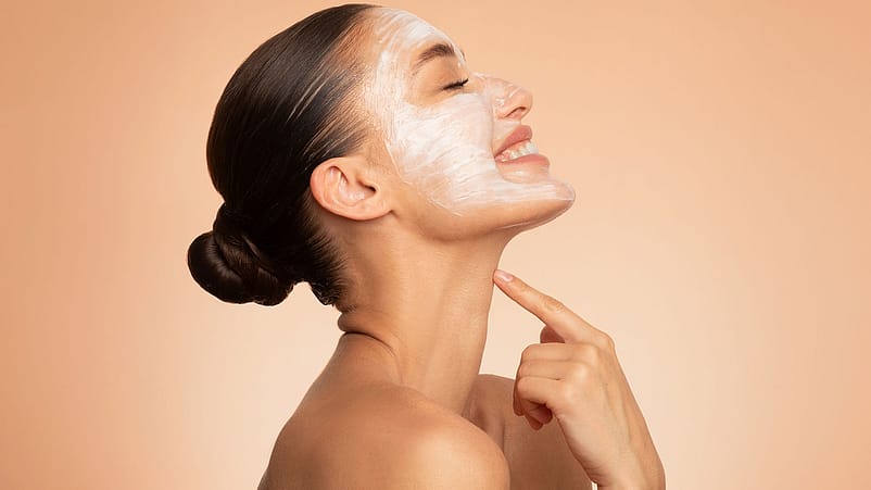 Frau mit Gesichtsmaske