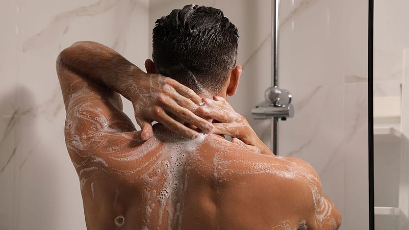 homme prenant une douche