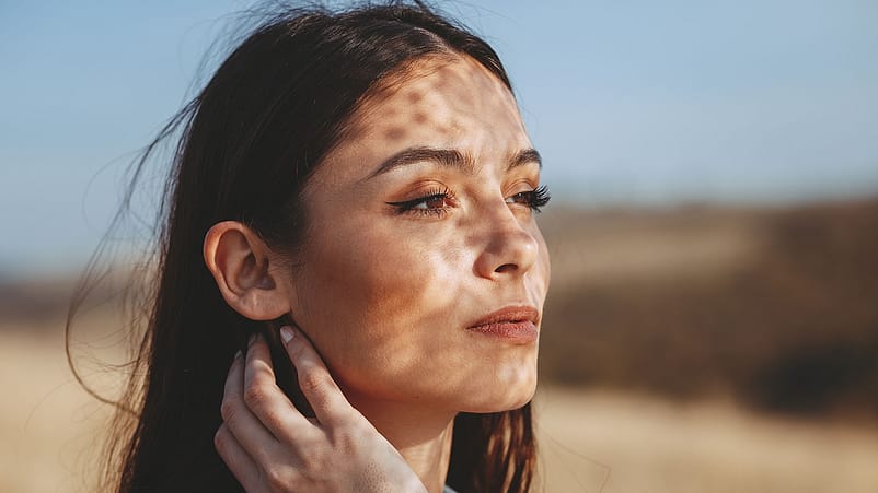 Le soleil éclaire le visage d’une jeune femme.