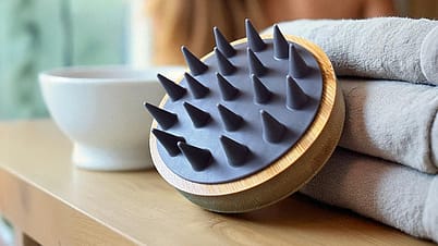 Scalp massager alongside towels, featured as a free gift promotion.