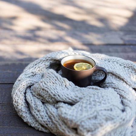 Handtuch und Tee mit Zitrone