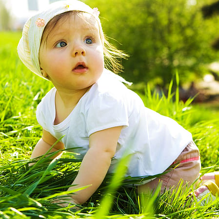 Bébé dans l'herbe