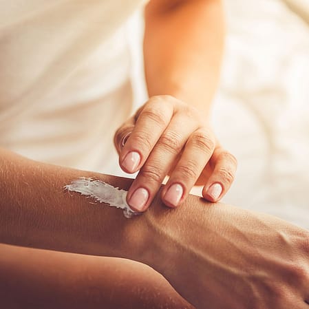 Handpflege einer Frau