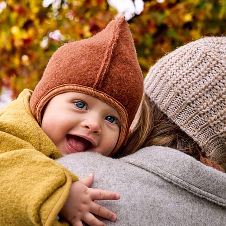 Glad bebis buren av mamma