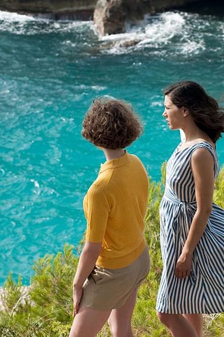 chicas mirando al mar en el acantilado