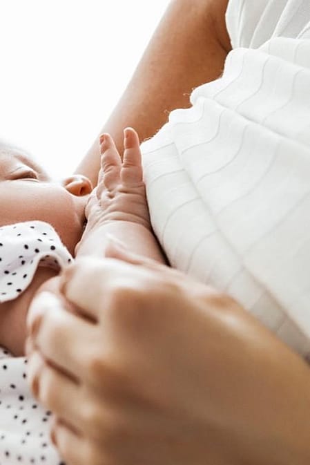 Baby krijgt borstvoeding