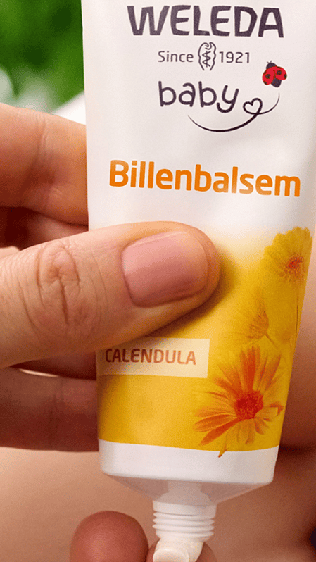 Hand die wat uit de Billenbalsem tube knijpt