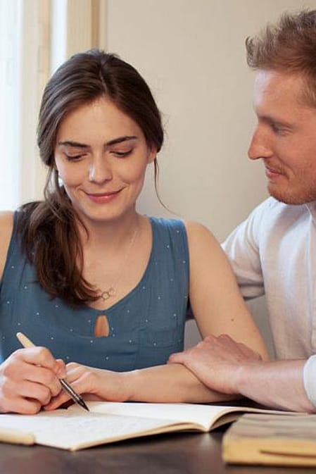 pareja empieza nueva vida con embarazo