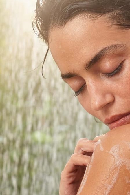 Femme sous la douche