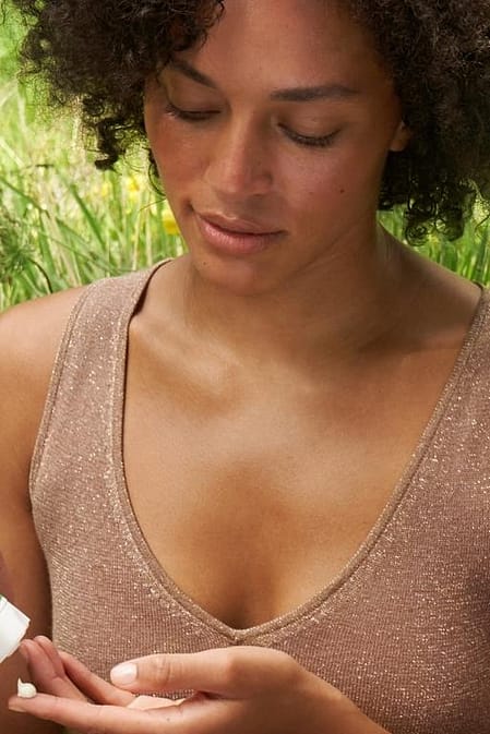 Femme tenant un Skin Food