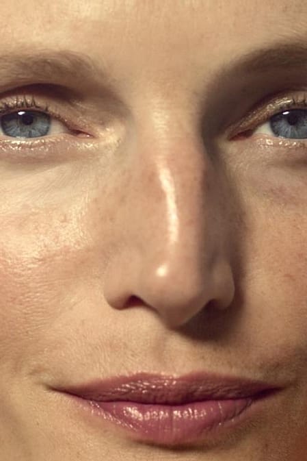 Vrouw met hand tegen gezicht