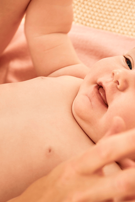 Baby krijgt massage