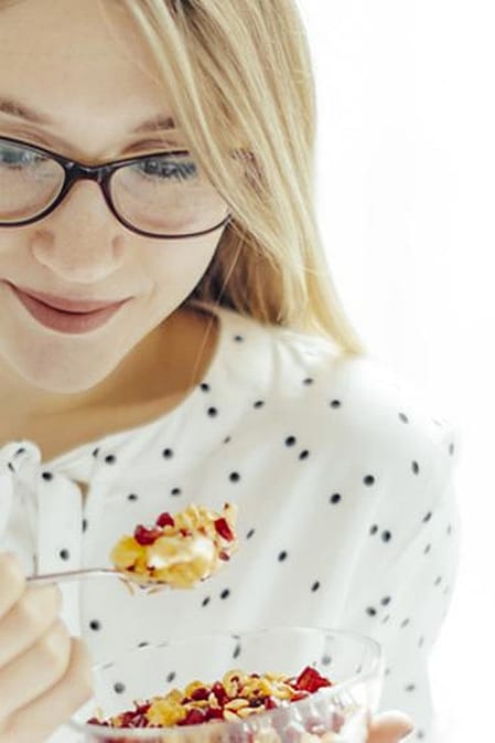 femme qui mange