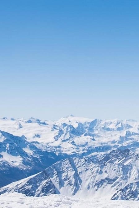 ski devant la montagne