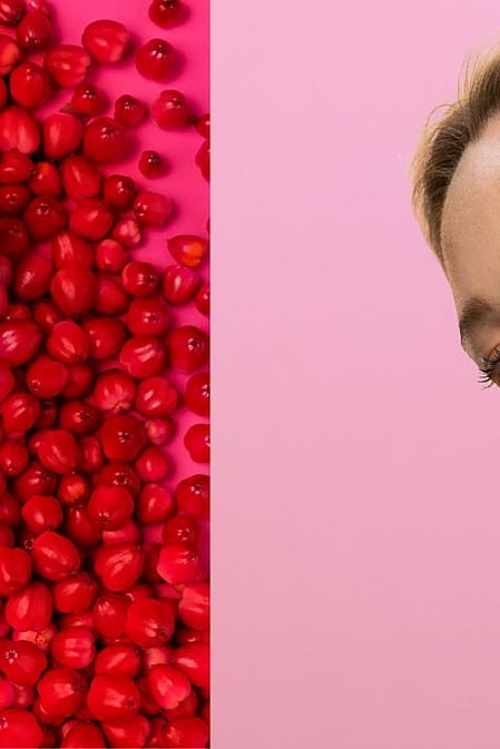 Bild på booster drops serum och en kvinna som smörjer in ansiktet