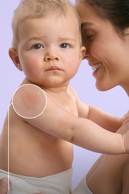 Mamma tiene in braccio un neonato