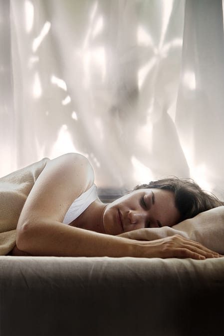 La femme dort paisiblement