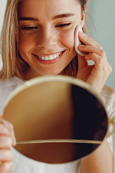 žena odstraňuje makeup