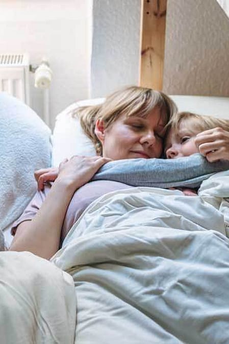 čtyřčlenná rodina společně v posteli