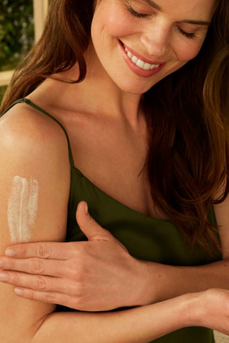mladá žena si roztírá skin food krém na pokožku