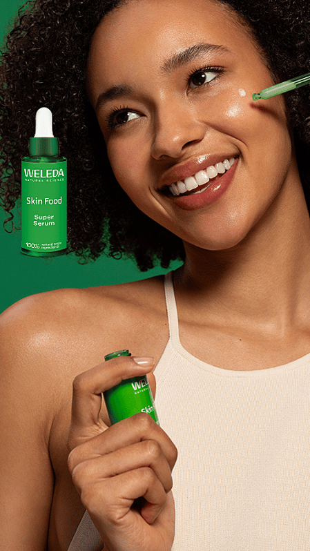 Närbild på tjej som använder Weleda Super Serum