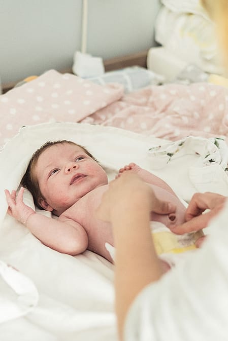 Baby wird gewickelt