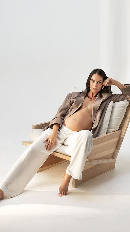 femme enceinte sur un fauteuil