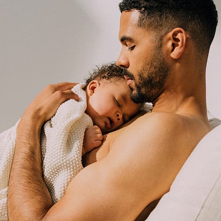 vater mit Baby im arm