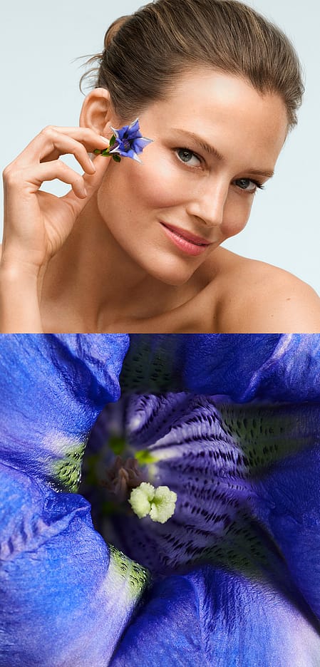 Donna con fiore di genziana blu e fiore di genziana blu a destra