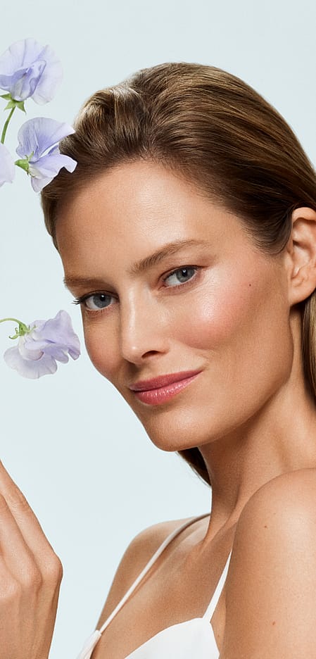 mujer con flores en la mano