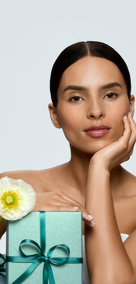 French days : Femme avec un cadeau vert