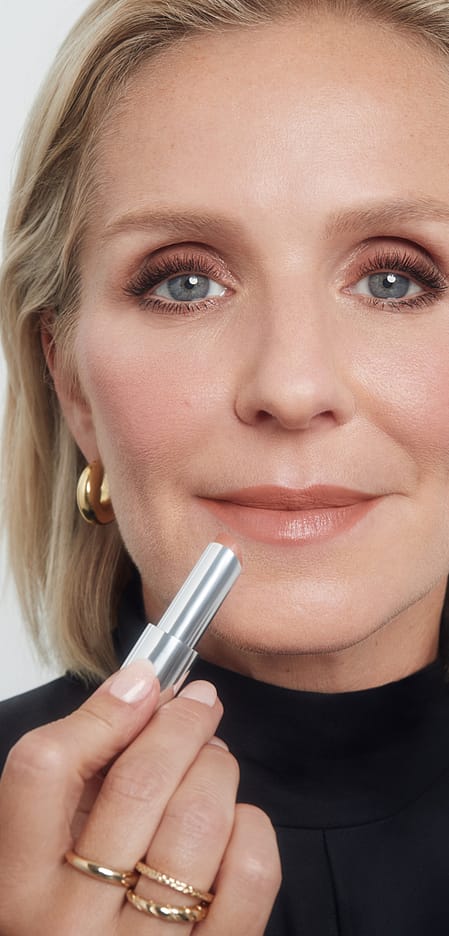 Loni Baur mit drei Lippenstiften