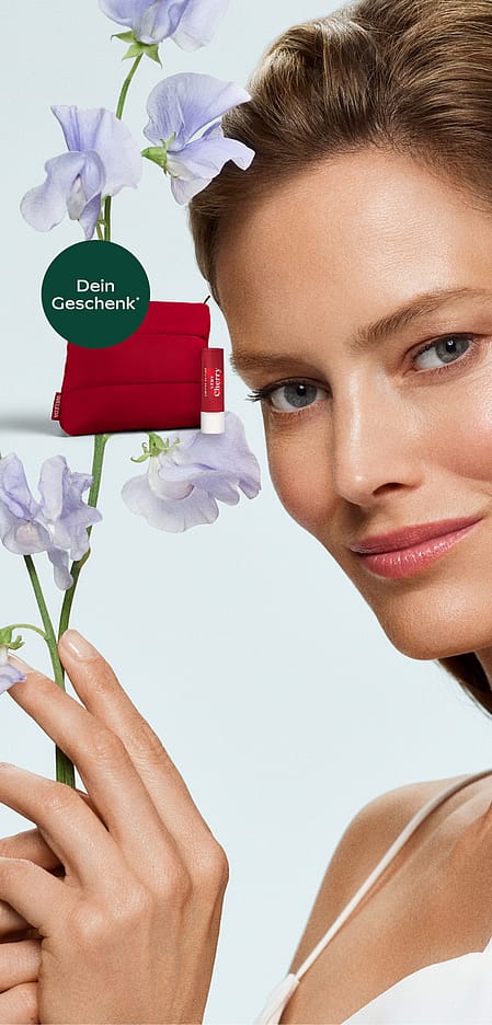 Frau mit Blumen, roter Tasche und Verry Cherry Lippenstift