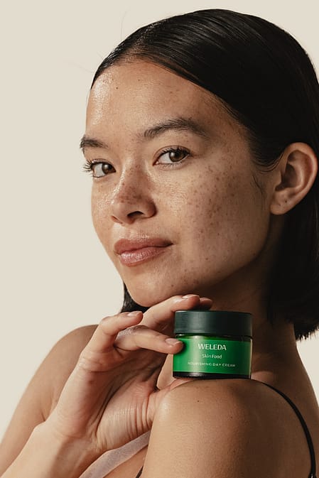 Kvinna med Skin Food Dagkräm