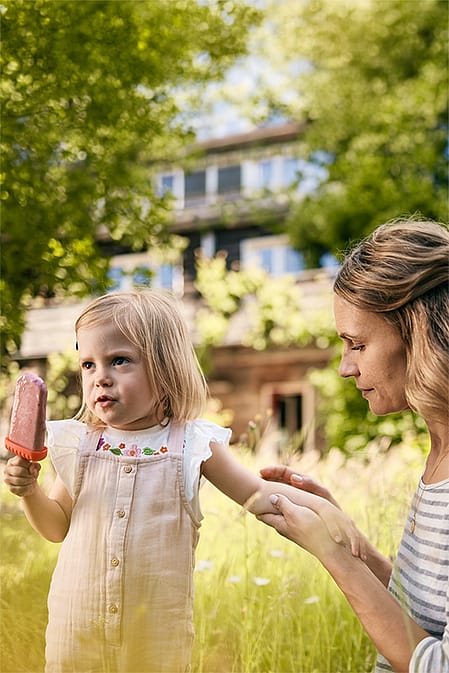une femme traite une piqûre d'insecte de son enfant