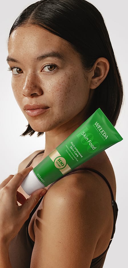 Frau mit Skin Food Creme in der Hand