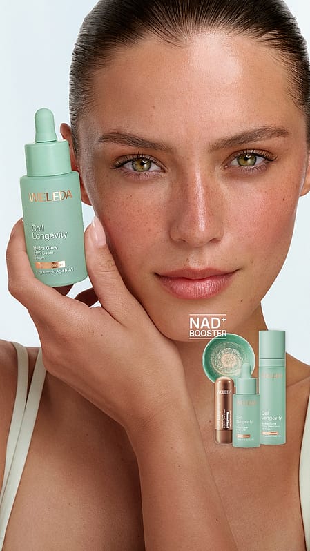 Frau mit Hydra Glow Super Serum